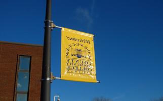 灯柱上挂着纽约州立大学SCCC的欢迎标志.