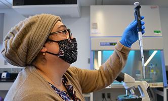 在生物技术实验室里，学生正在研究试管. 