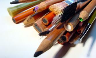 彩色铅笔，画笔，炭笔都捆在一起.